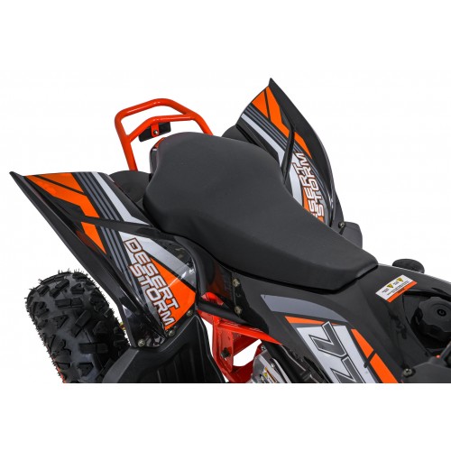 Vozidlo so spaľovacou štvorkolkou v oranžovej farbe