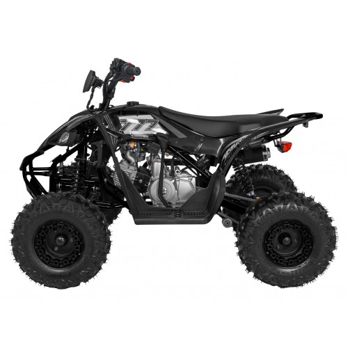 Vozidlo so spaľovacou štvorkolkou v čiernej farbe