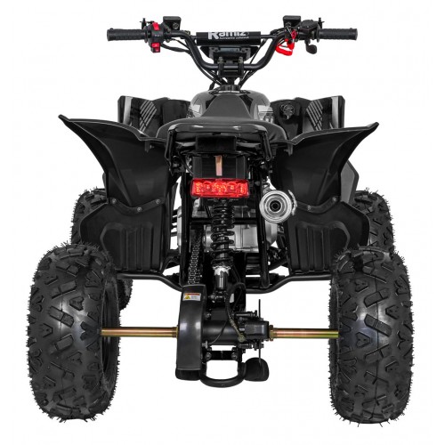 Vozidlo so spaľovacou štvorkolkou v čiernej farbe