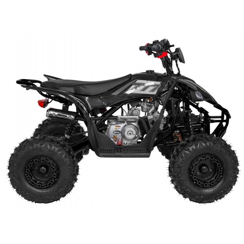 Vozidlo so spaľovacou štvorkolkou v čiernej farbe