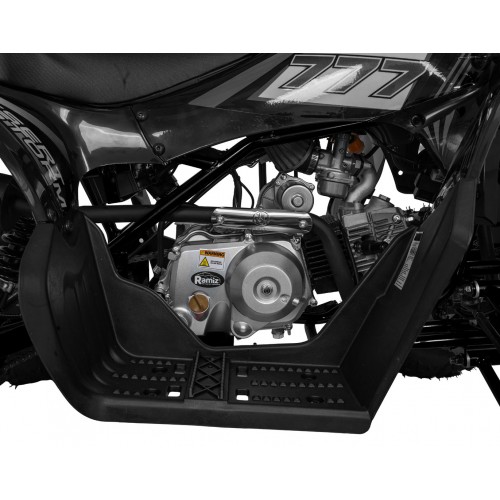 Vozidlo so spaľovacou štvorkolkou v čiernej farbe