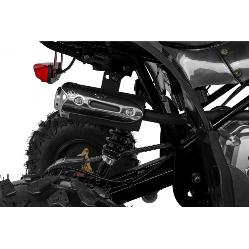 Vozidlo so spaľovacou štvorkolkou v čiernej farbe