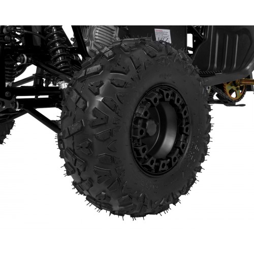 Vozidlo so spaľovacou štvorkolkou v čiernej farbe