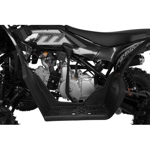 Vozidlo so spaľovacou štvorkolkou v čiernej farbe