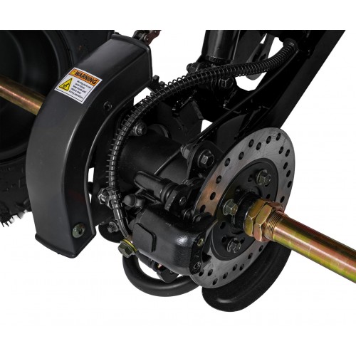 Vozidlo so spaľovacou štvorkolkou v čiernej farbe