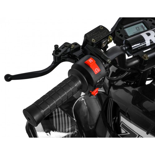 Vozidlo so spaľovacou štvorkolkou v čiernej farbe