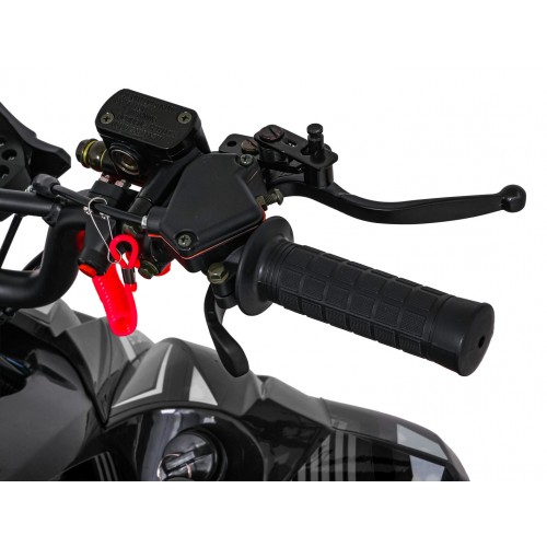 Vozidlo so spaľovacou štvorkolkou v čiernej farbe