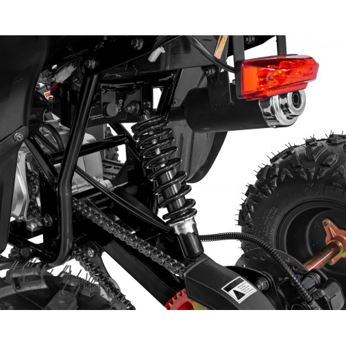 Vozidlo so spaľovacou štvorkolkou v čiernej farbe