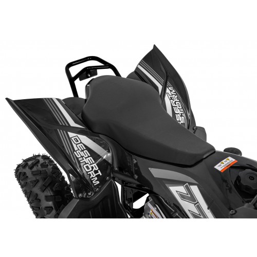 Vozidlo so spaľovacou štvorkolkou v čiernej farbe