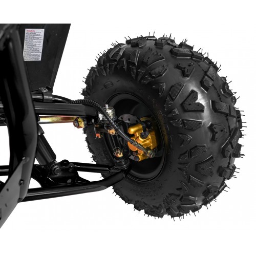 Vozidlo so spaľovacou štvorkolkou v čiernej farbe