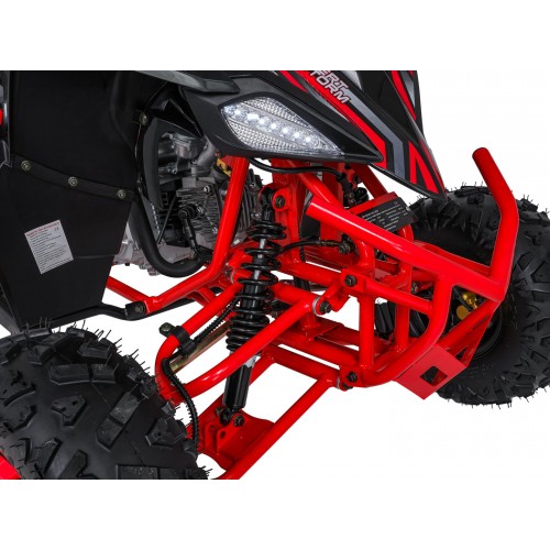 Vozidlo na štvorkolku s červeným spaľovaním púštnej búrky