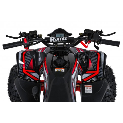 Vozidlo na štvorkolku s červeným spaľovaním púštnej búrky