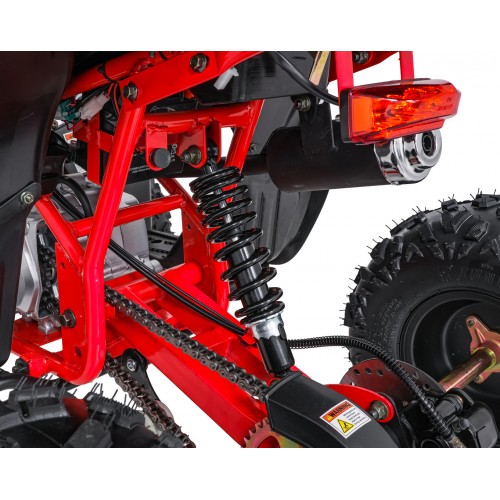 Vozidlo na štvorkolku s červeným spaľovaním púštnej búrky