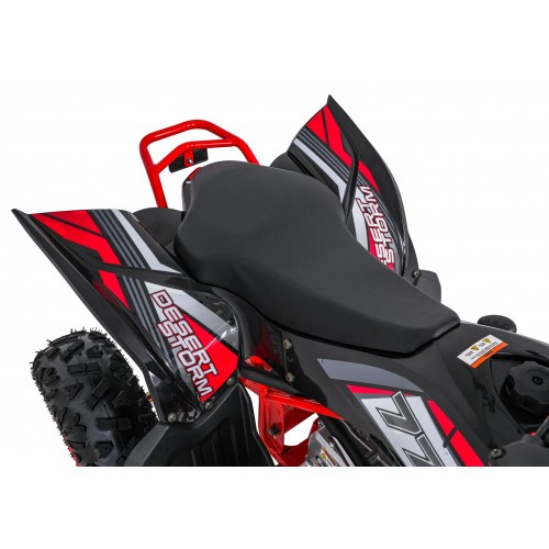 Vozidlo na štvorkolku s červeným spaľovaním púštnej búrky