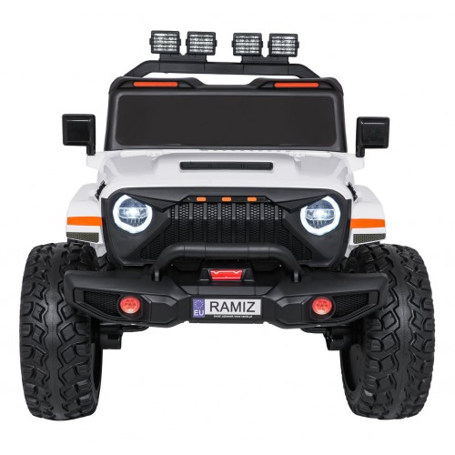 Extrémne športové vozidlo 4x4 s variabilnou veľkosťou, biele