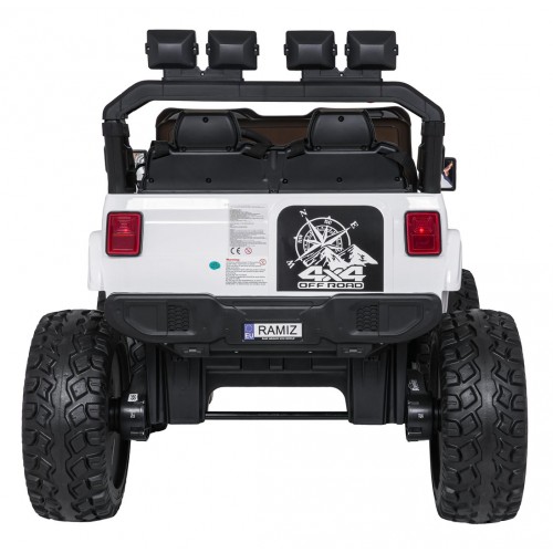 Extrémne športové vozidlo 4x4 s variabilnou veľkosťou, biele