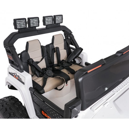 Extrémne športové vozidlo 4x4 s variabilnou veľkosťou, biele