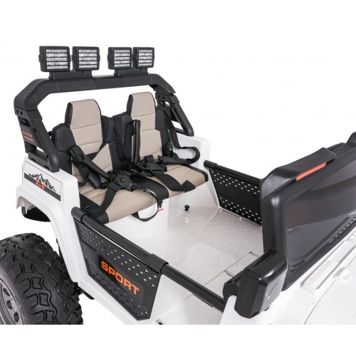 Extrémne športové vozidlo 4x4 s variabilnou veľkosťou, biele