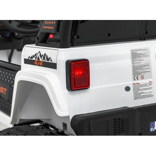 Extrémne športové vozidlo 4x4 s variabilnou veľkosťou, biele