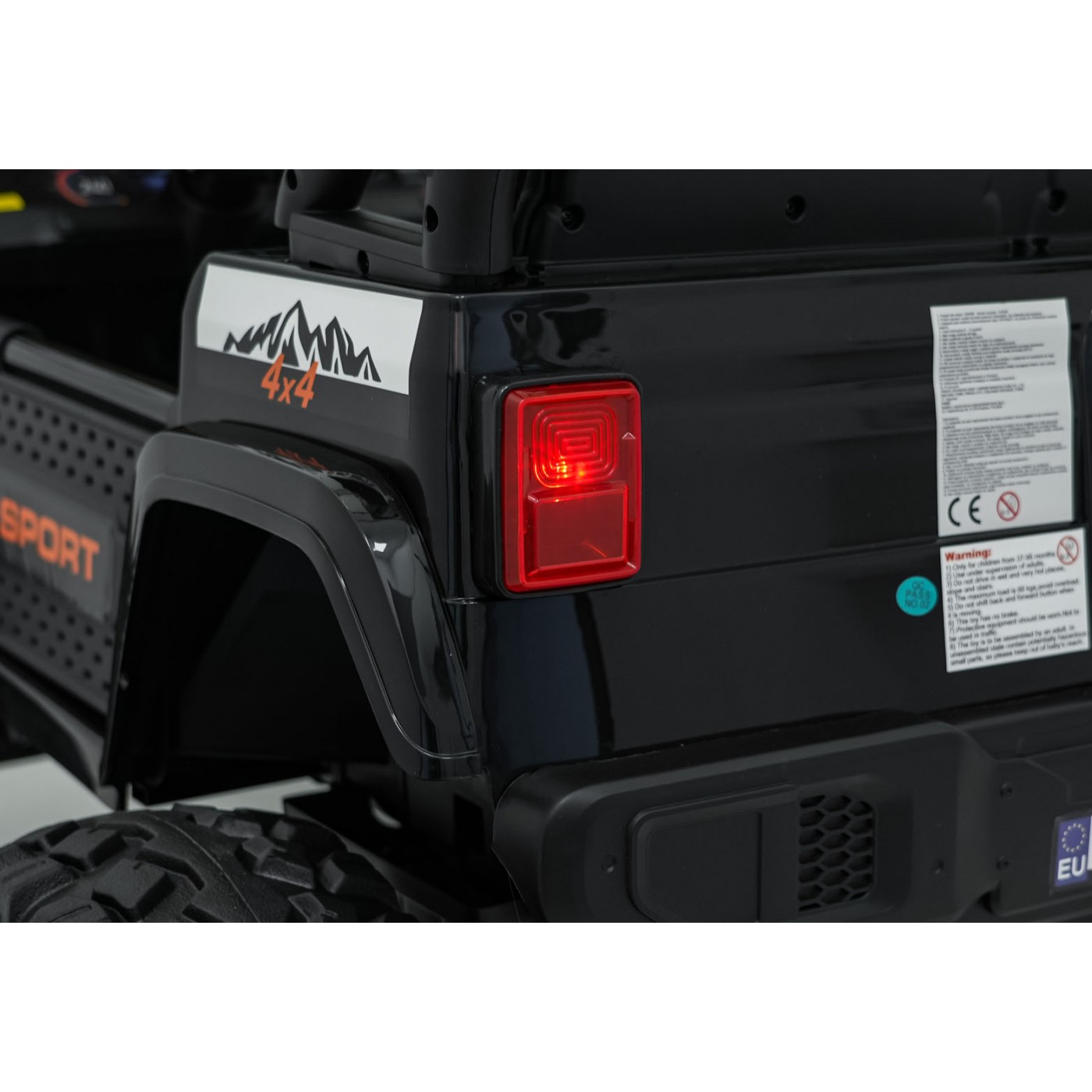 Extrémne športové vozidlo 4x4, variabilná veľkosť, čierna