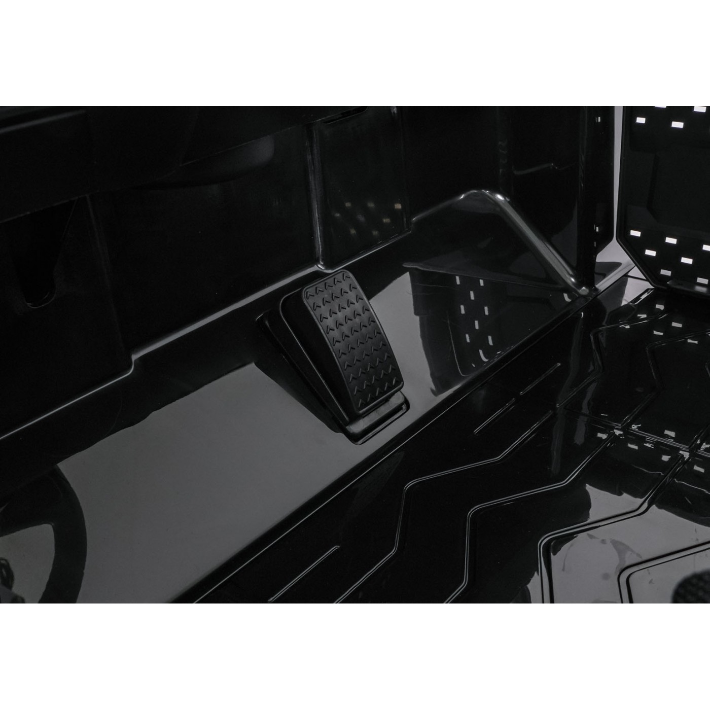 Extrémne športové vozidlo 4x4, variabilná veľkosť, čierna