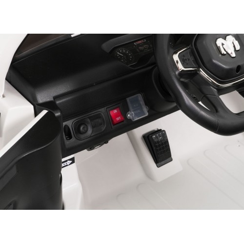 RAM vozidla 3500 biela