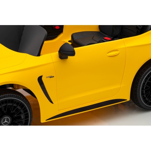 Mercedes Benz AMG CLE 53 Žlté vozidlo