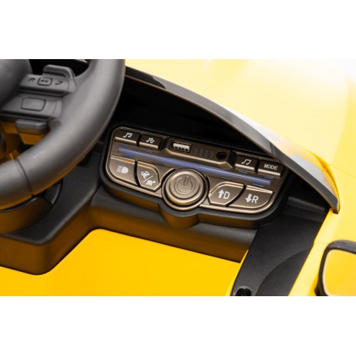 Mercedes Benz AMG CLE 53 Žlté vozidlo