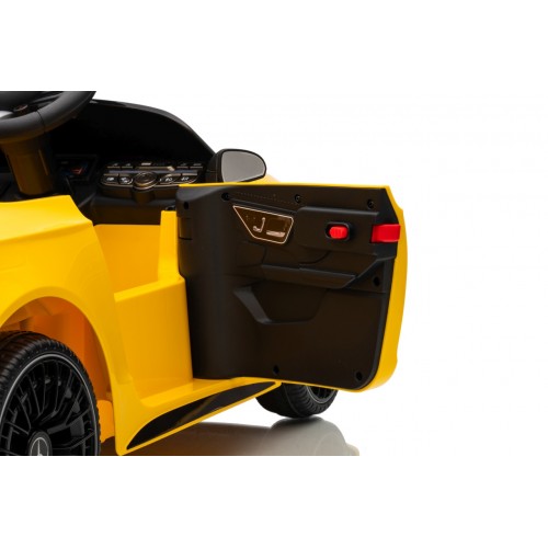 Mercedes Benz AMG CLE 53 Žlté vozidlo