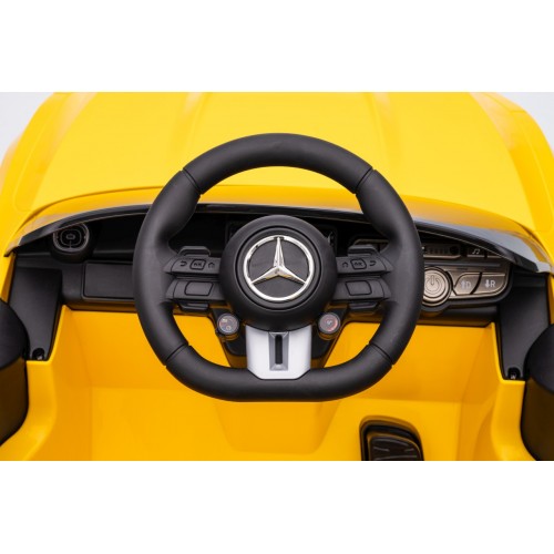 Mercedes Benz AMG CLE 53 Žlté vozidlo