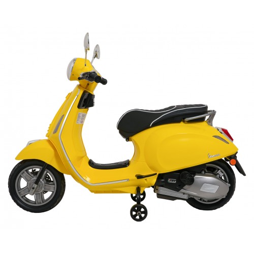 Automobilový skúter Vespa ROMA žltý