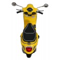 Automobilový skúter Vespa ROMA žltý