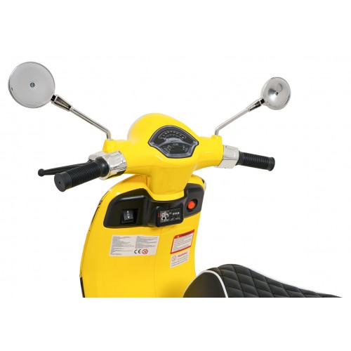 Automobilový skúter Vespa ROMA žltý