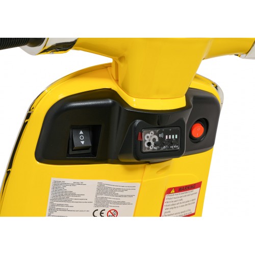 Automobilový skúter Vespa ROMA žltý