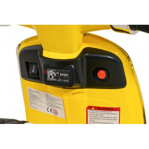 Automobilový skúter Vespa ROMA žltý