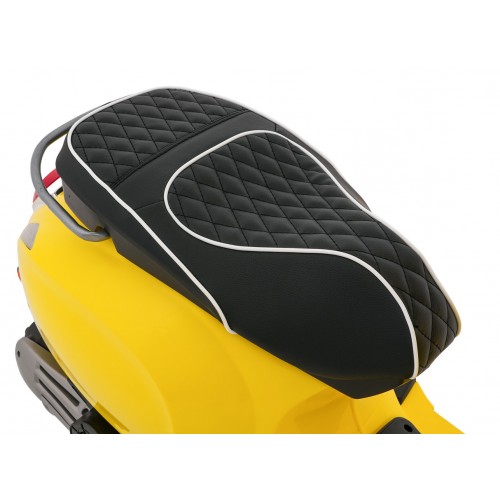 Automobilový skúter Vespa ROMA žltý