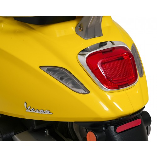 Automobilový skúter Vespa ROMA žltý