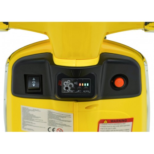 Automobilový skúter Vespa ROMA žltý