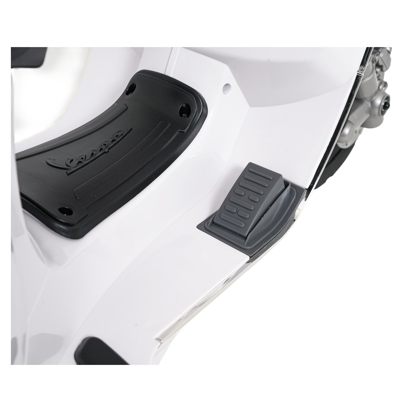 Automobilový skúter Vespa ROMA White