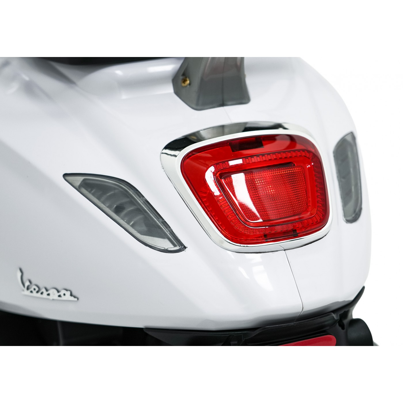 Automobilový skúter Vespa ROMA White