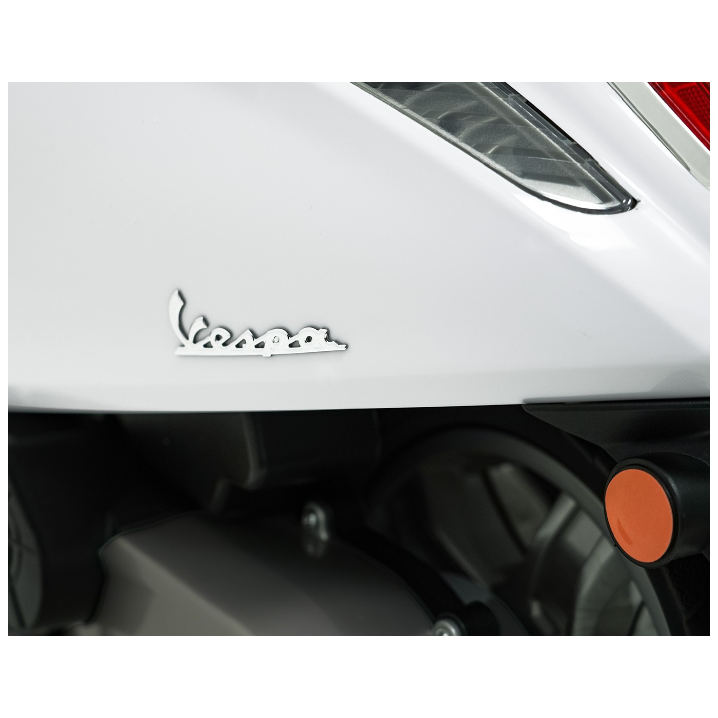 Automobilový skúter Vespa ROMA White