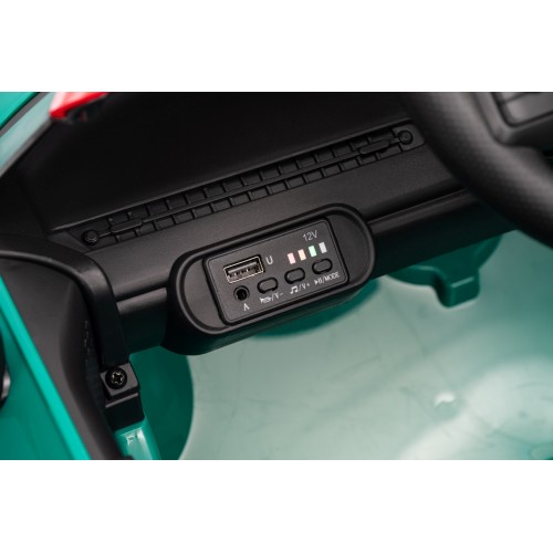 Zelené vozidlo Mini Cooper