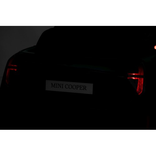 Zelené vozidlo Mini Cooper