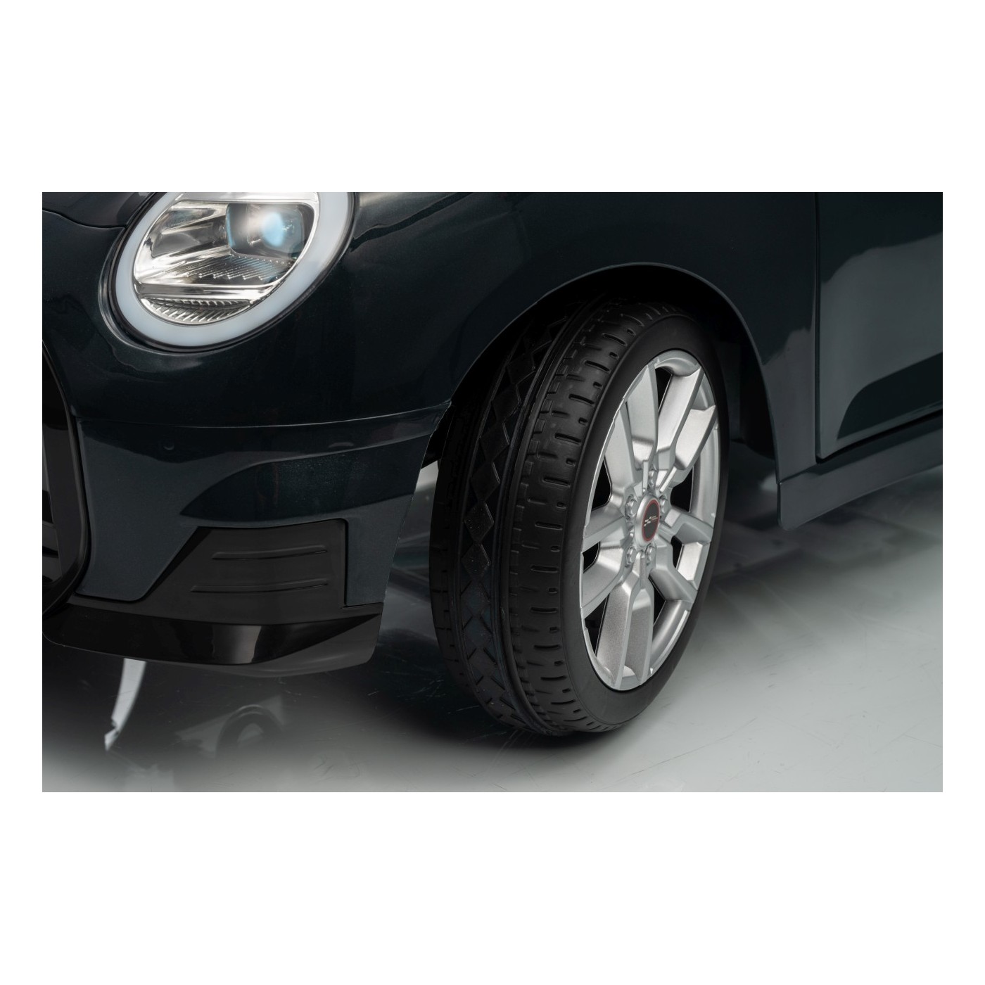 Mini Cooper čierne vozidlo