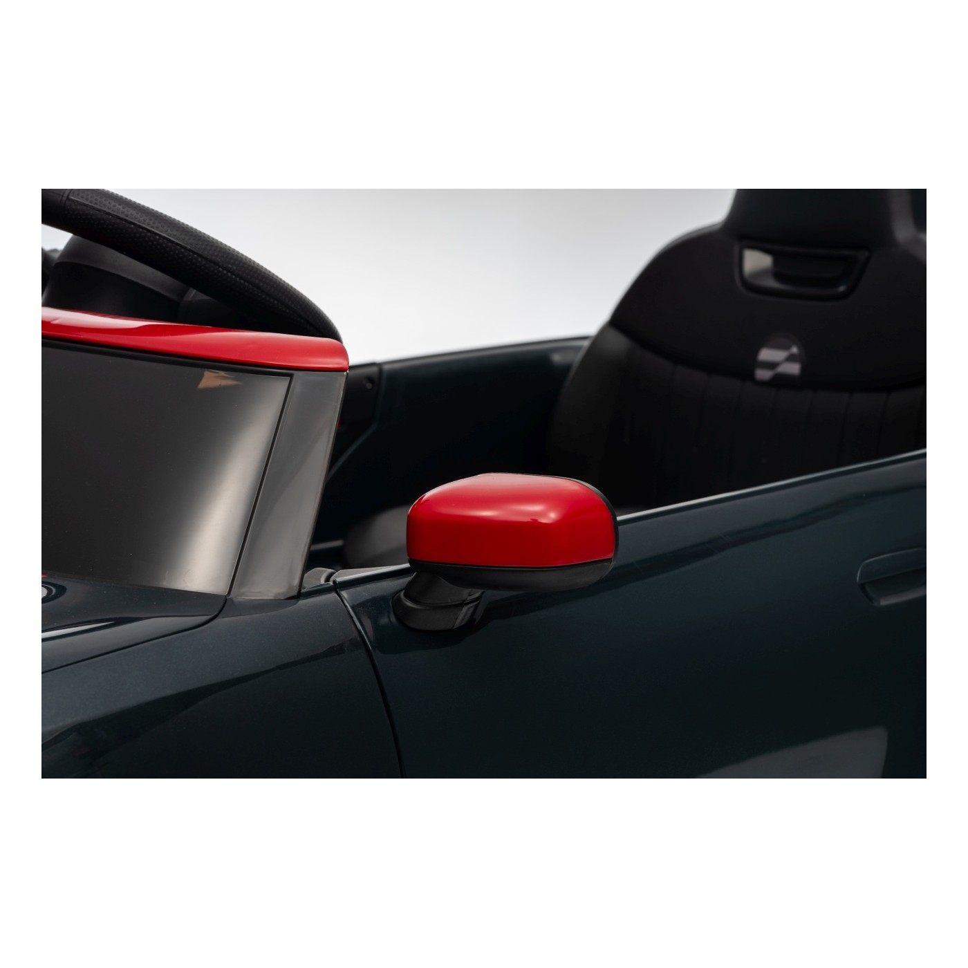 Mini Cooper čierne vozidlo