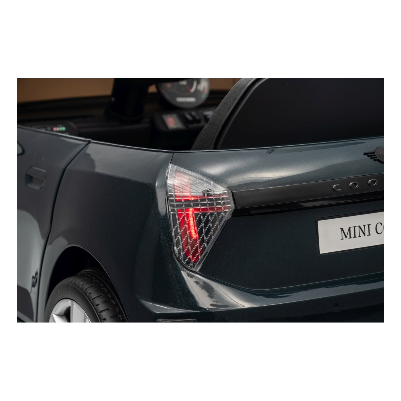 Mini Cooper čierne vozidlo