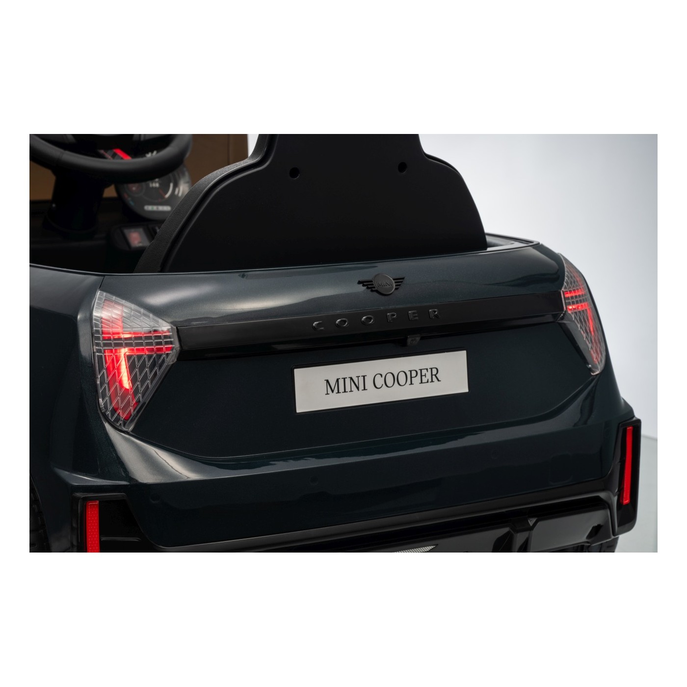 Mini Cooper čierne vozidlo