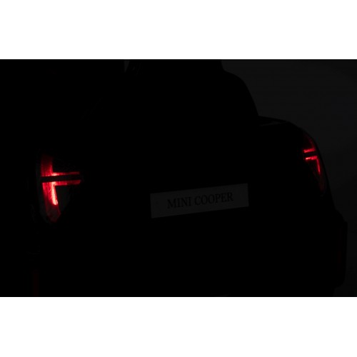 Mini Cooper čierne vozidlo