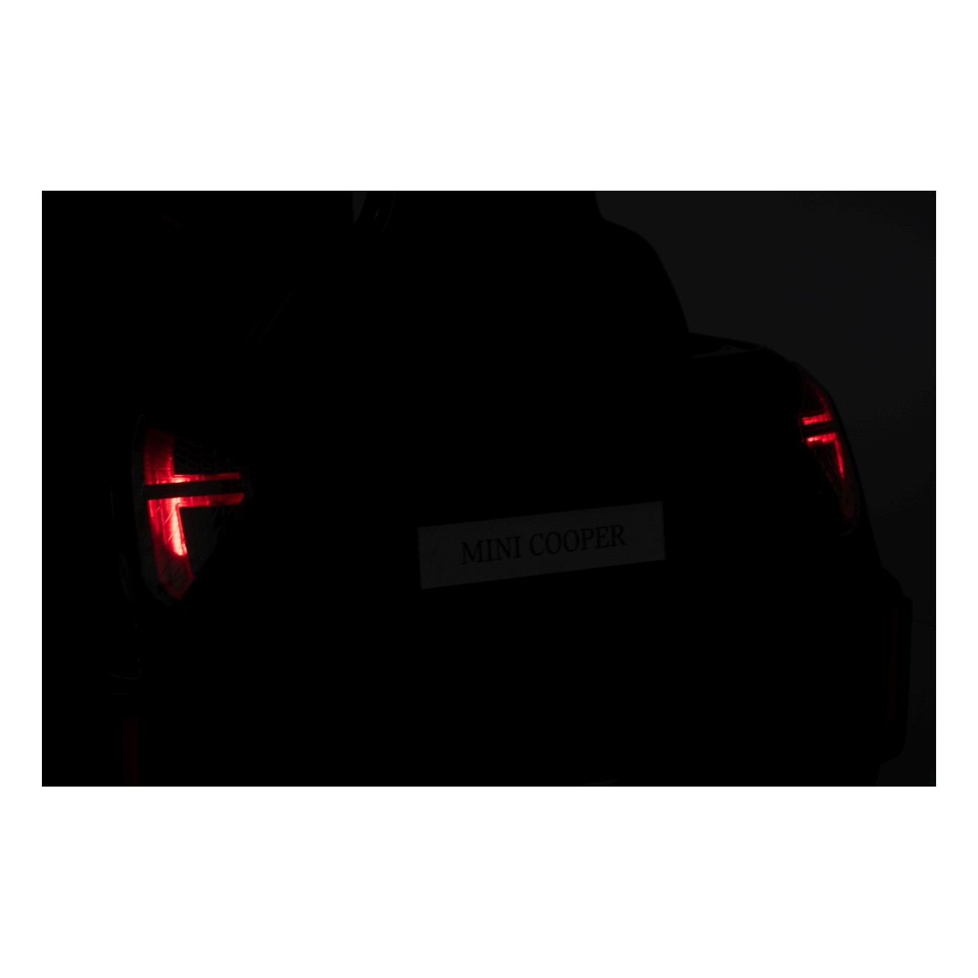 Mini Cooper čierne vozidlo