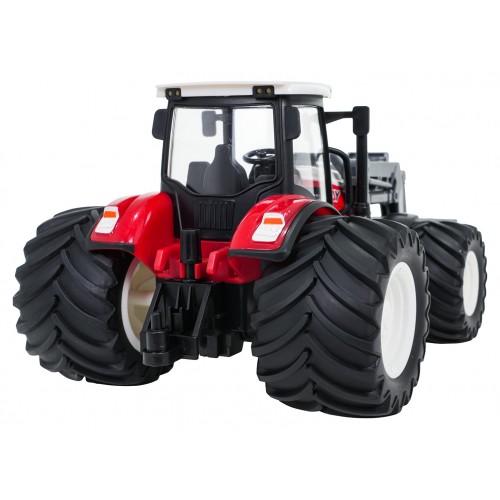 Diaľkovo ovládaný traktor s buldozérom